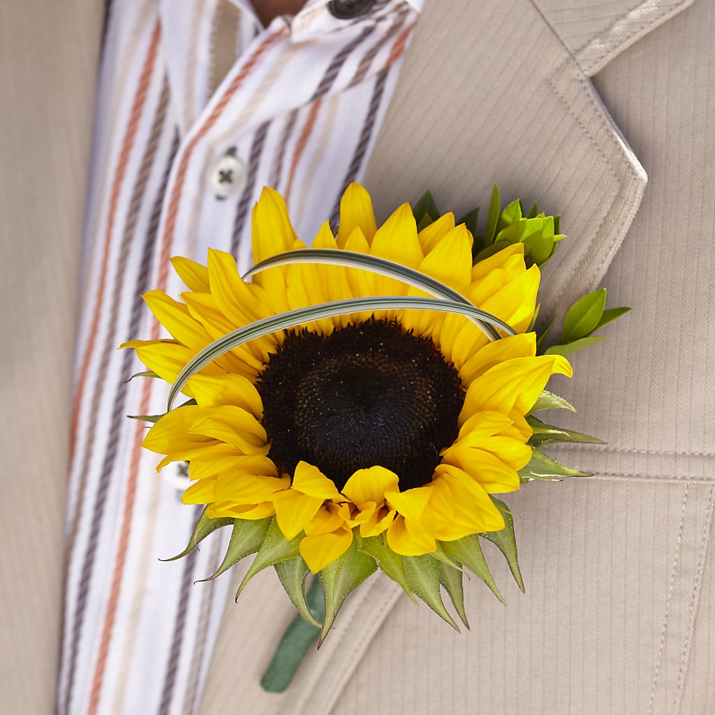 Free Spirit Boutonniere – HELEN'S FLOWERS LLC, Radcliff KY